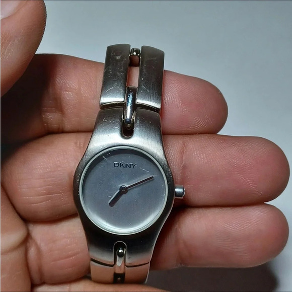DKNY NY-3008 Silver Tone Ladies Watch Quartz Working With New Battery L1B - Picture 1 of 6